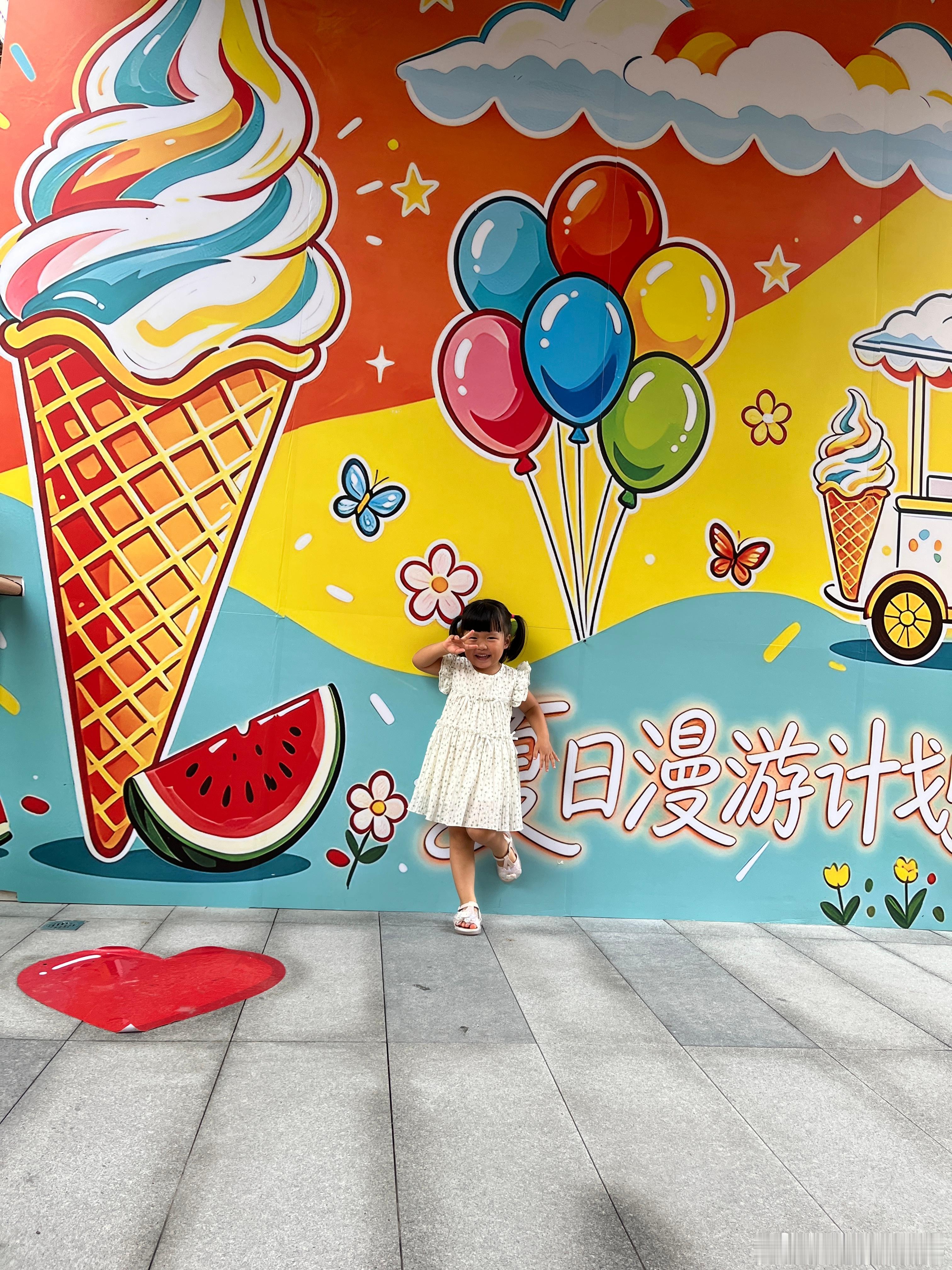 夏日狂欢，超市装饰得挺好看，还可以拍一下照。李昀锐不躲孟子义的含金量还在上升