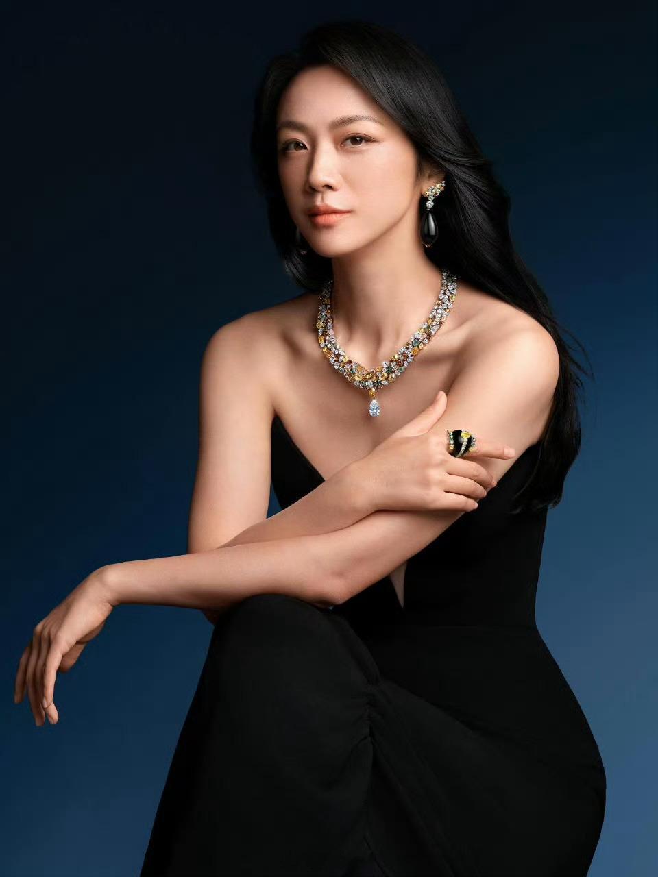 “我对钻石不感兴趣，我只想看它戴在你的手上。”易先生对王佳芝说。而正是那颗耀眼夺
