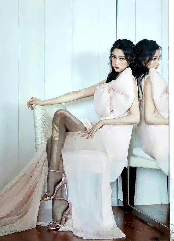 关晓彤这到底是签了个什么公司呀…丝袜都破了[泪] ​ ​​​