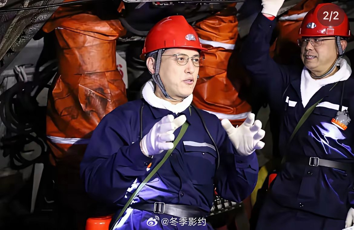 别的演员怕失业而靳东不怕。不是他进了体制，而是他负责了，他是第一个去矿洞慰问查看