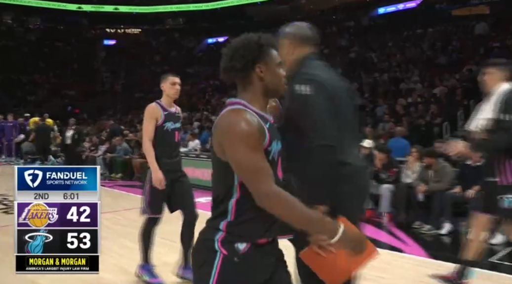 官方暂停时间，湖人42-53落后，詹姆斯这一节已经得到7分湖人vs热火