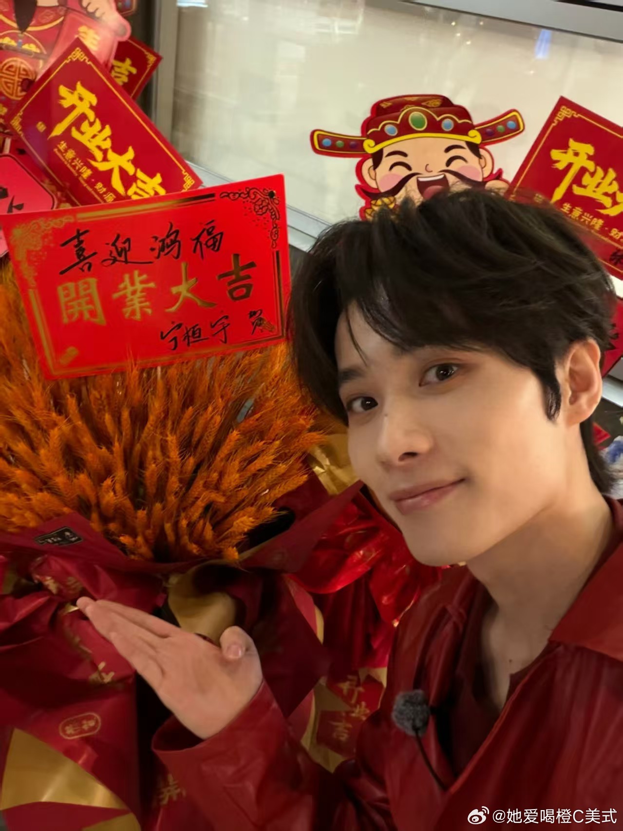 井胧酒吧开业披哥都来支持了井胧酒吧开业，披哥的花篮把排面拉满。靠谱且长久的兄弟情