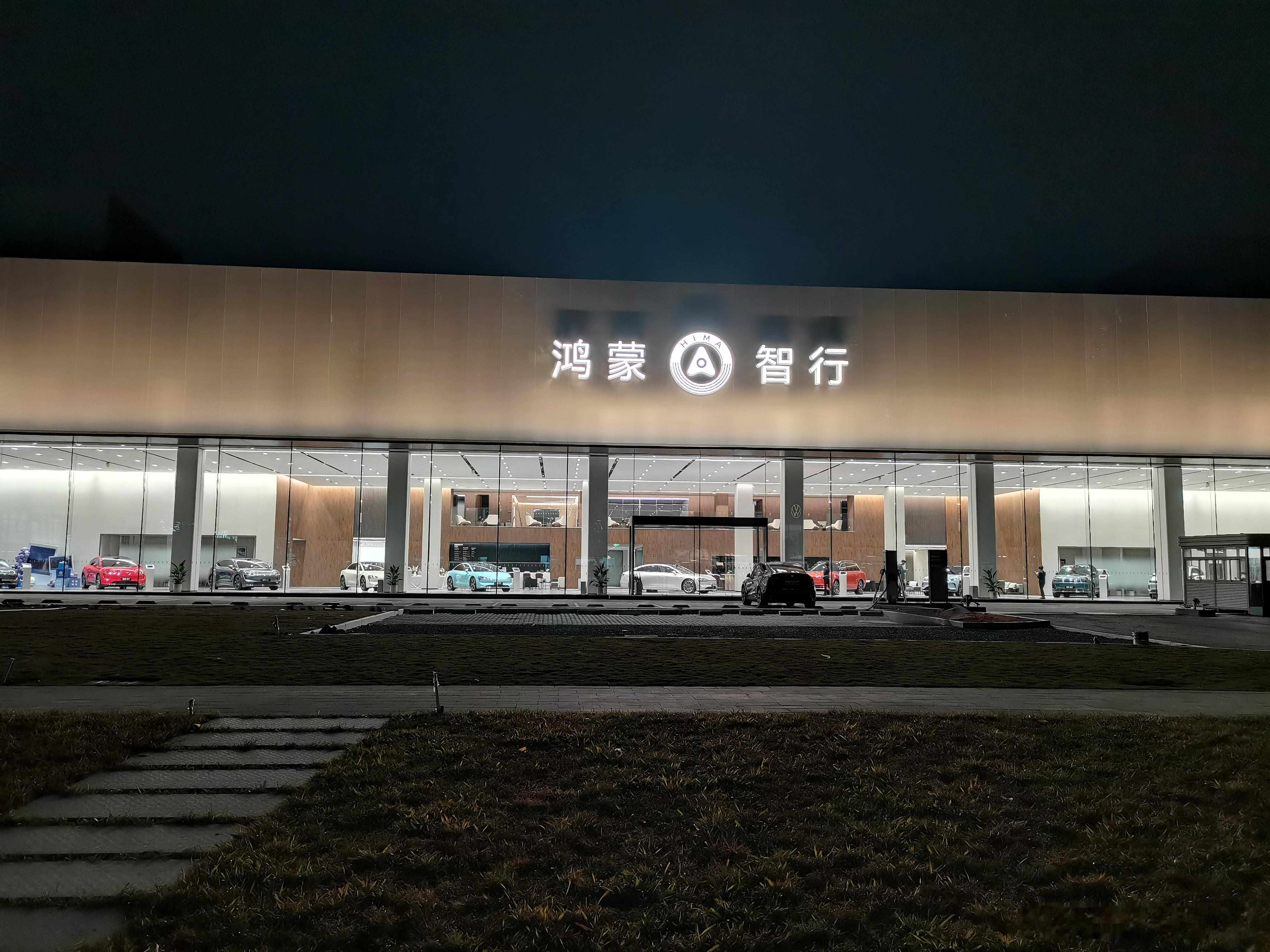 最新消息，东莞汽车城这家占地15,000平方米的超级鸿蒙智行门店已经完成了装修，