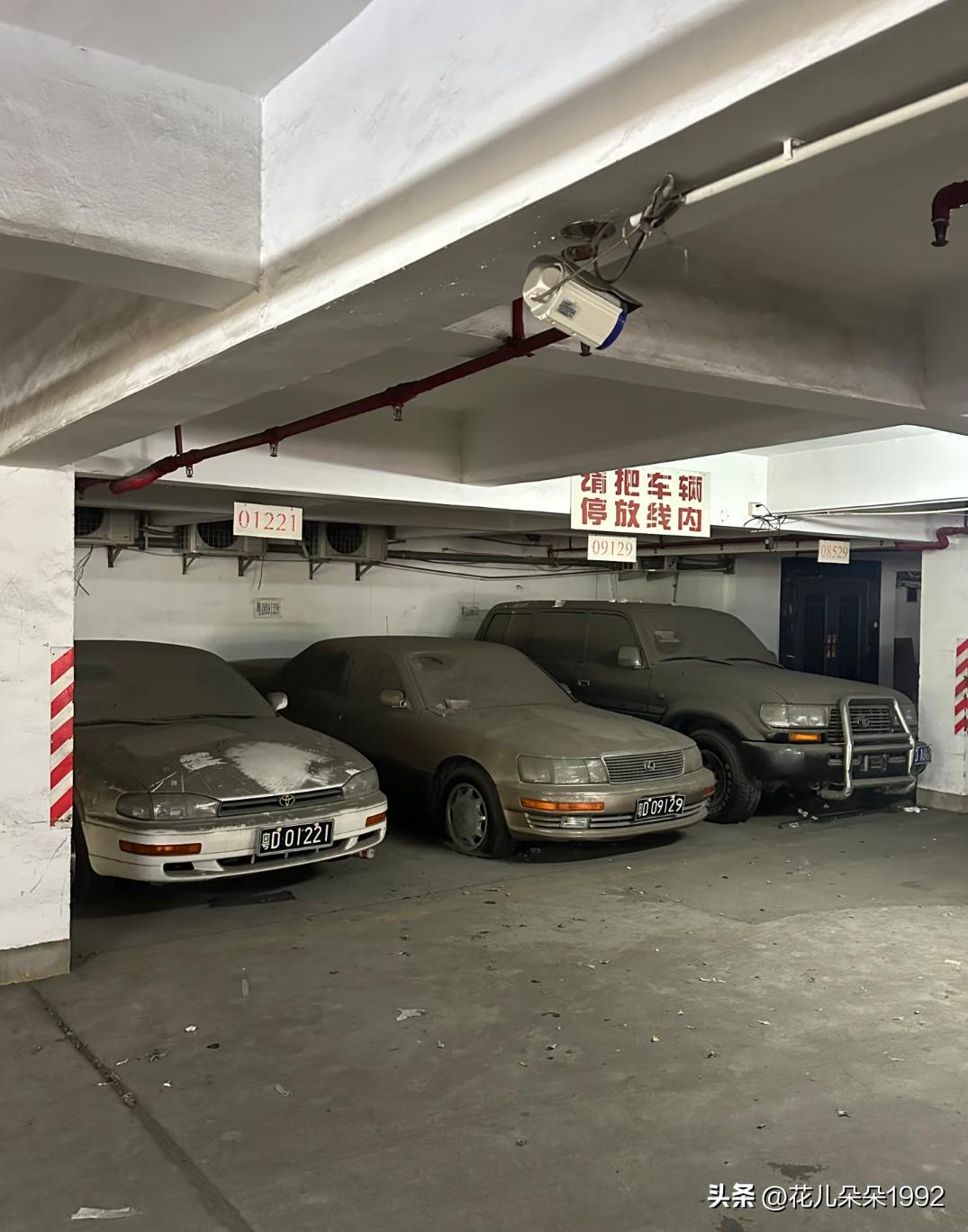 瞧我发现了什么？丰田佳美，丰田LC80，雷克萨斯LS400。
布满灰尘应该停了有