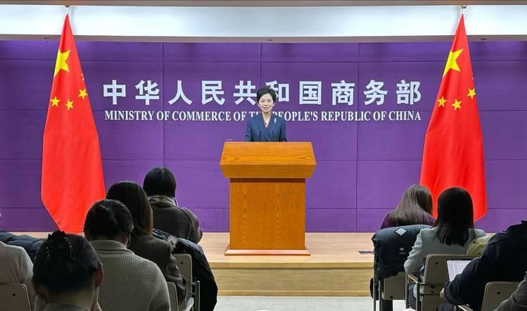 很多人都在等着看，日本首相高市早苗能不能等来中国在稀土出口上松口。
 
可她万万