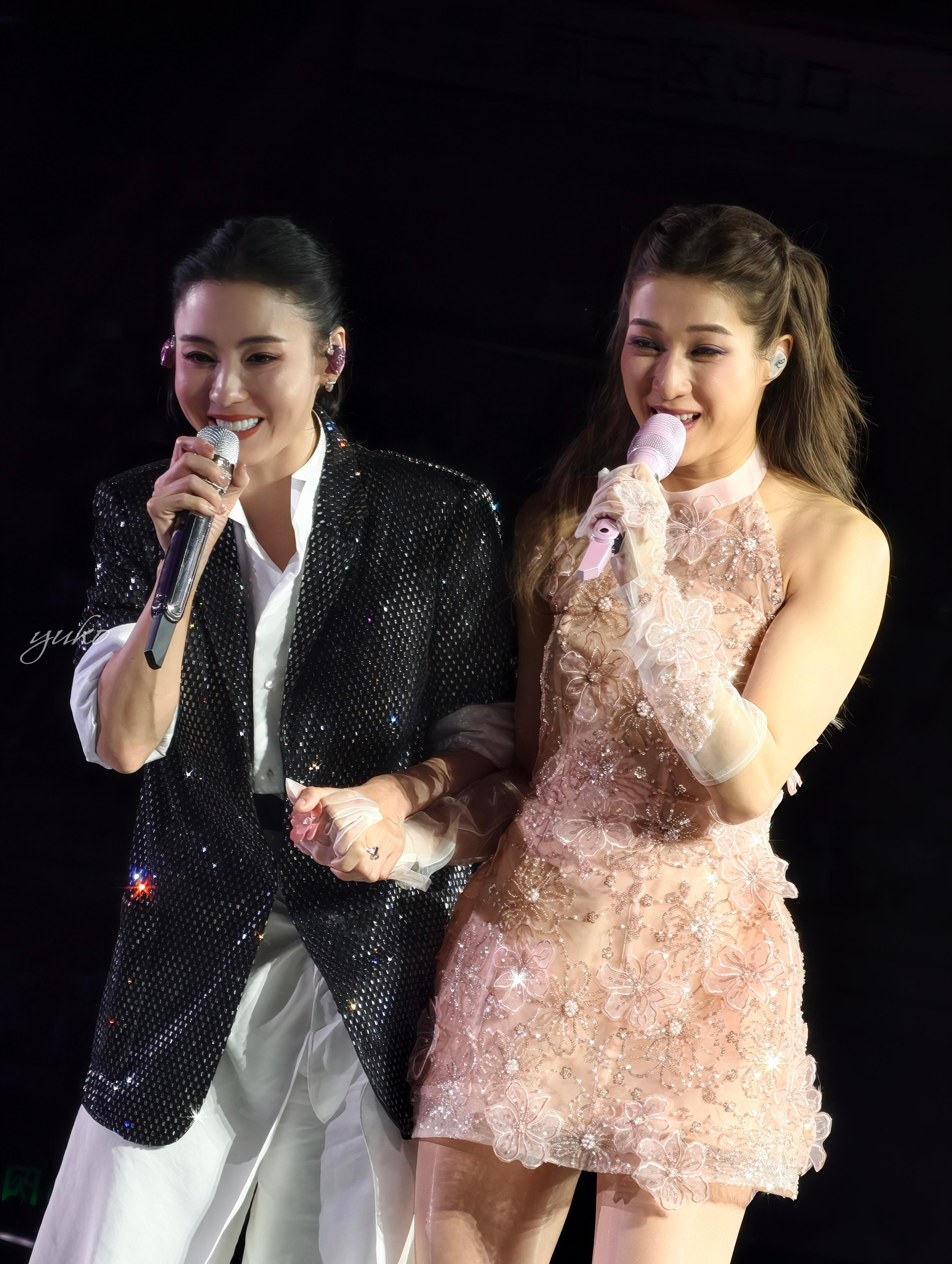 张柏芝现身钟嘉欣演唱会 两个人都是冻龄来的！状态太好太美了