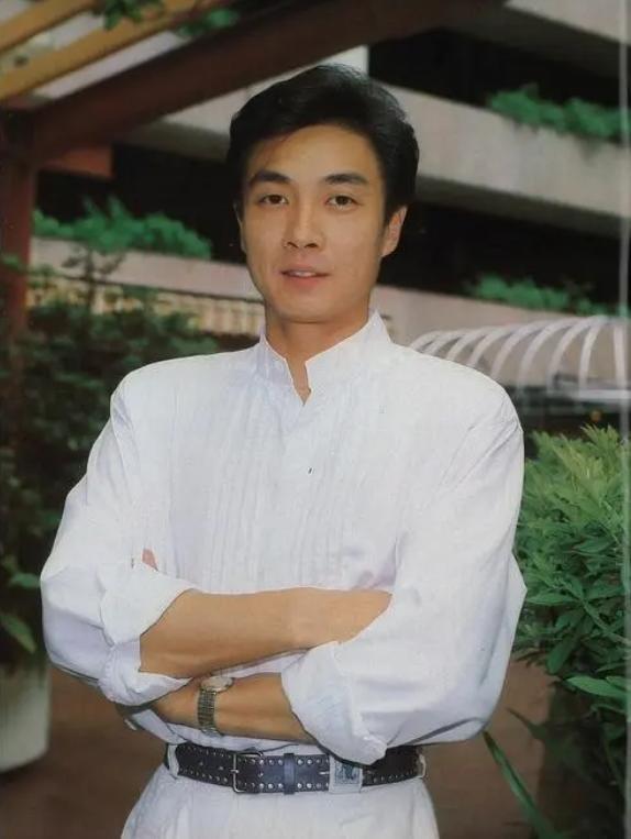 入行48年，却迷恋上小22岁泰国空姐，被朋友打趣“不怕是人妖吗？”晚年无子女却十