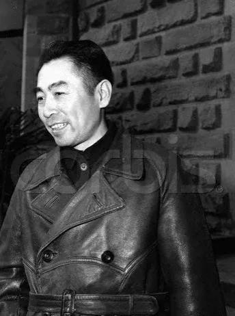 1943年，周总理拍摄于重庆红岩村的一张照片，彼时周总理作为中共代表团负责人，在