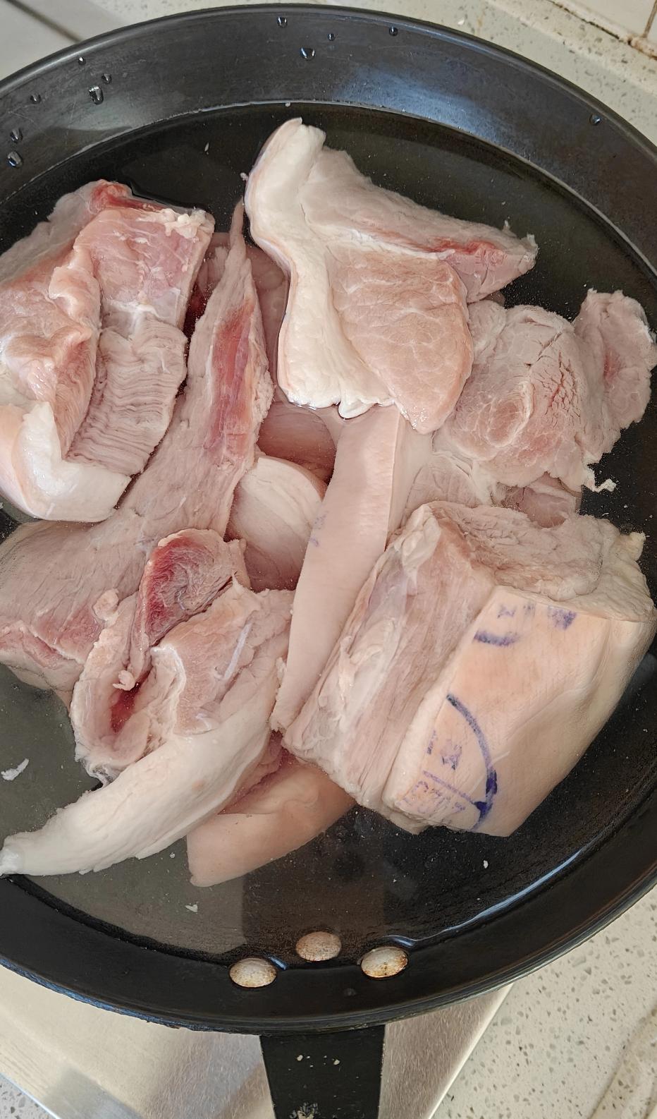 上午到某个大超市购物，在买猪肉时，猛然看见柜台里剔肉师傅的案子上放着一小堆儿剔下