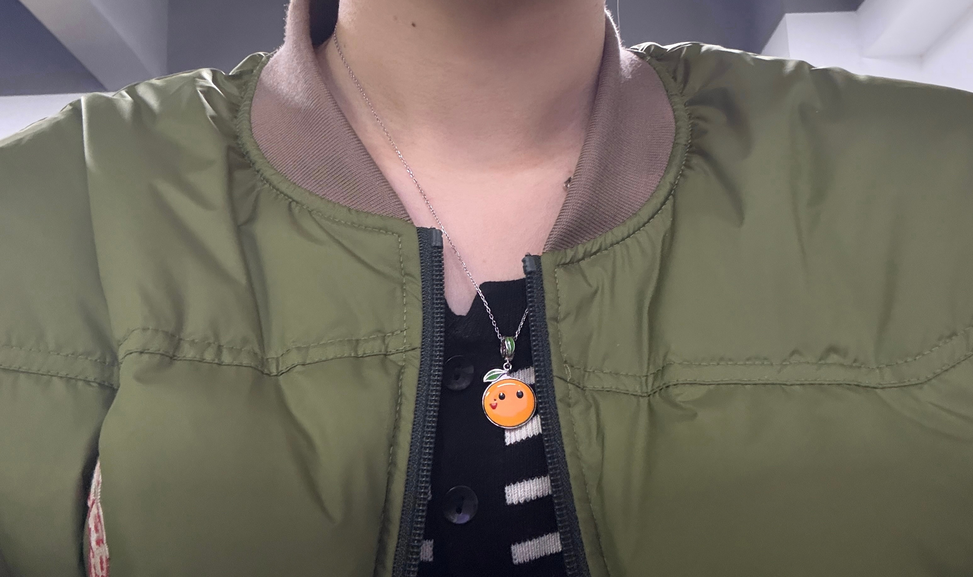 今天戴了小🍊子