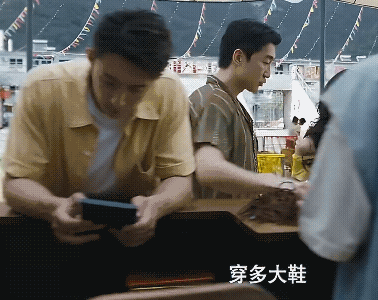 《岁月有情时》17-18集预告:
张小满又和庄森干起来服装生意，还遇到了叶春春，