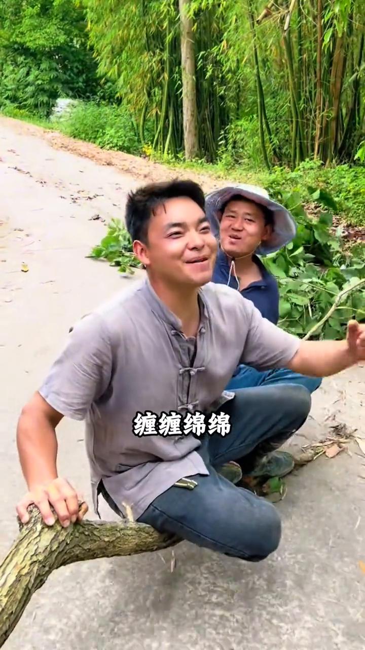 浪迹天涯，从此并肩看彩霞，缠缠绵绵，你是风儿我是沙。