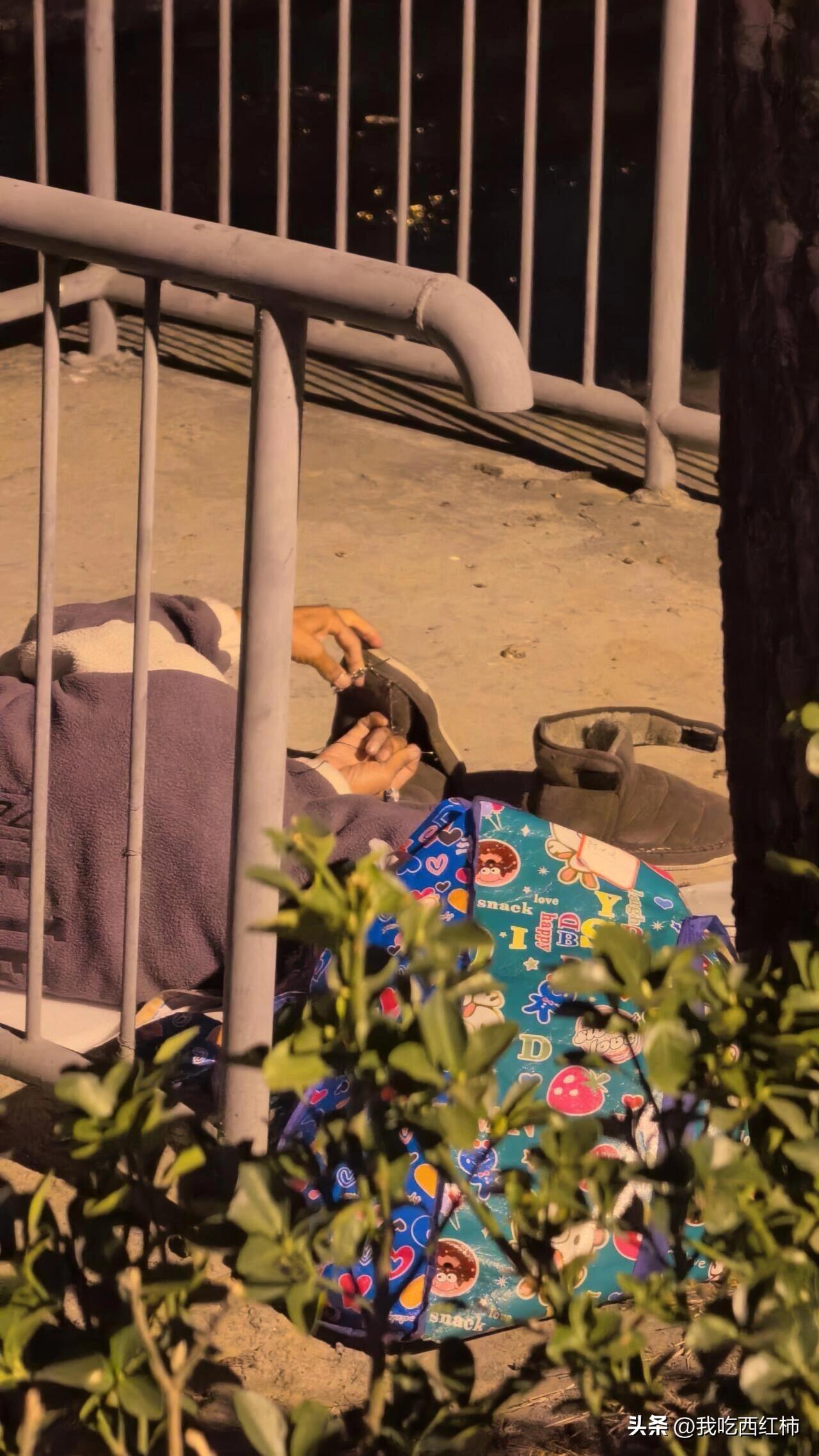 晚上在河边跑步，看到了一个大哥（或大爷）躺在河边的水泥台子上，回头看发现他侧躺在