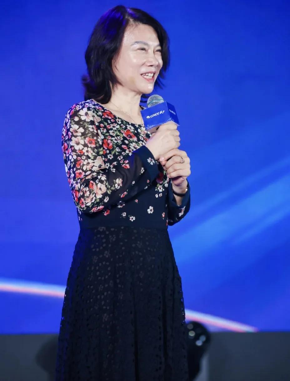 别再误解董明珠“海归言论”了。
董明珠最近在清华大学的一句话，
其实说得很直接，