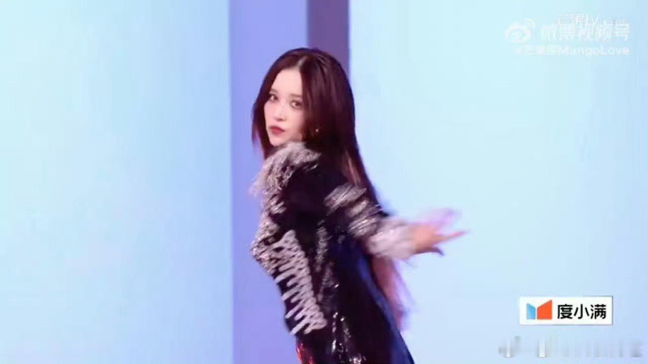 阚清子甩头发完全魅魔阚清子真正的潇洒小姐黑金造型配上利落甩发，妥妥潇洒小姐本人，