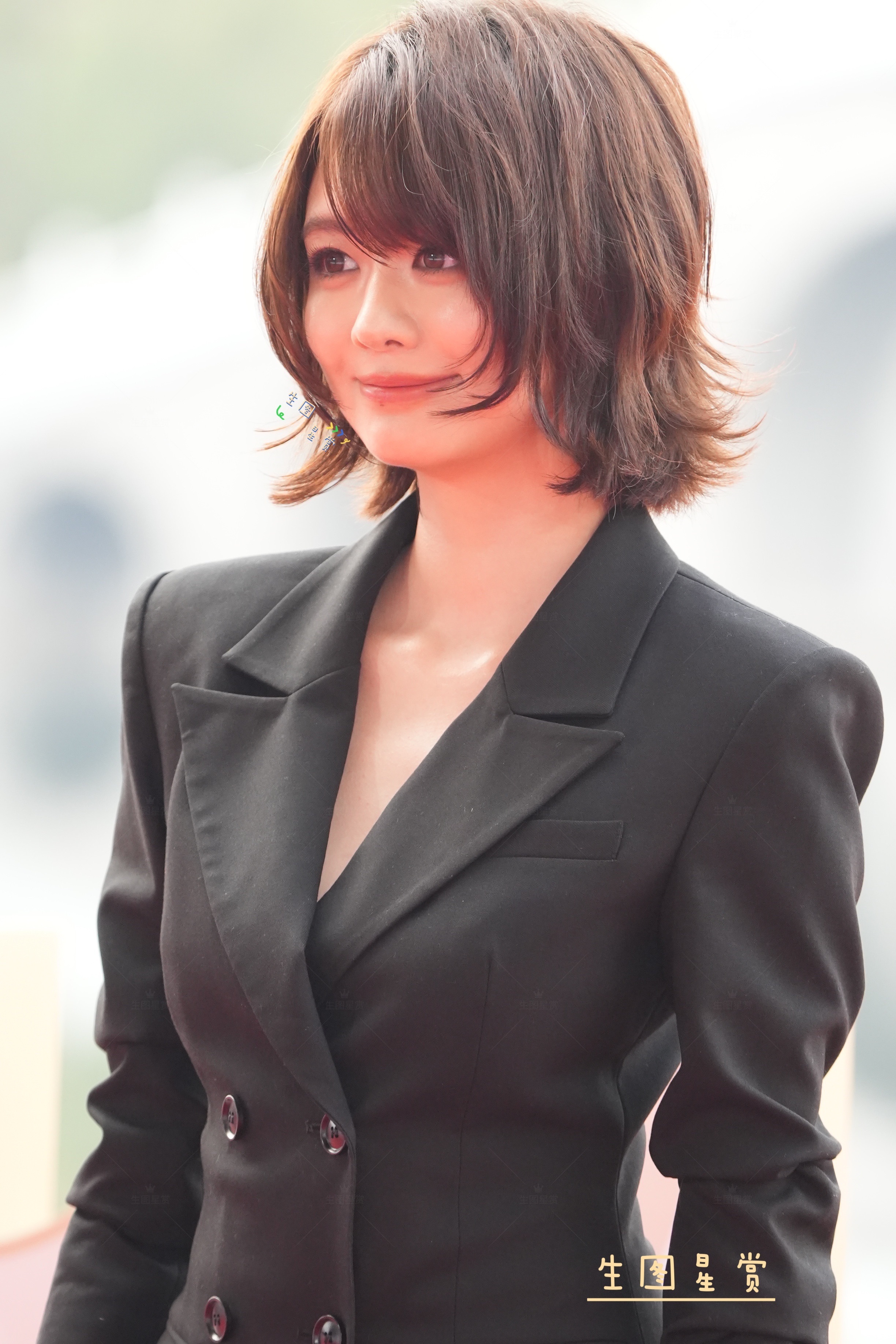 白翊汝文荣奖红毯生图黄晓明新签艺人，脖子以下全是腿横店影视节