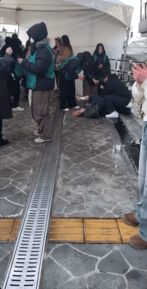 权志龙演唱会工作人员把粉丝压在地上 