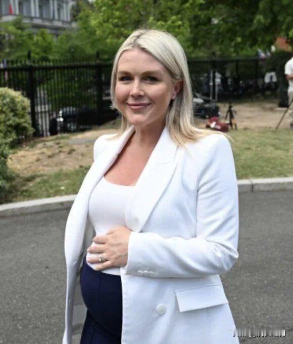 白宫美女发言人莱维特近日宣称自己又怀上了，要暂别一段时间工作岗位。
她笑着对记者