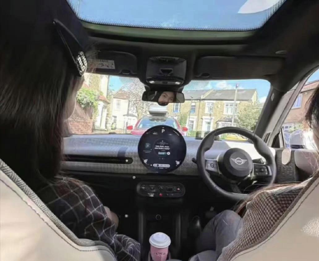 14岁的王诗龄已经拿到驾照，李湘为了奖励女儿，送给她一辆迷你电车，还请了一位靠谱