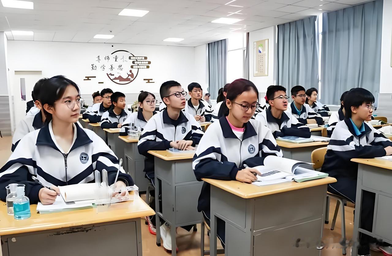 很多人以为高校编制还是一人一编、终身在岗，可现实里一场静悄悄的人事换血早已启动。