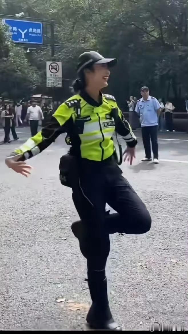兔子警官回应作秀质疑兔子警官回应作秀质疑：路口不拥堵，才是我站在那里的意义浙江杭