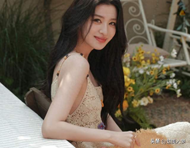 王楚然钩花吊带裙，腰肢线条看着好灵动