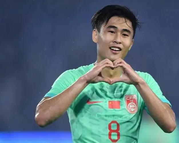中国男足对战新加坡，最新11人首发阵容，戴伟浚遗憾落选了。
第一，433阵型，中