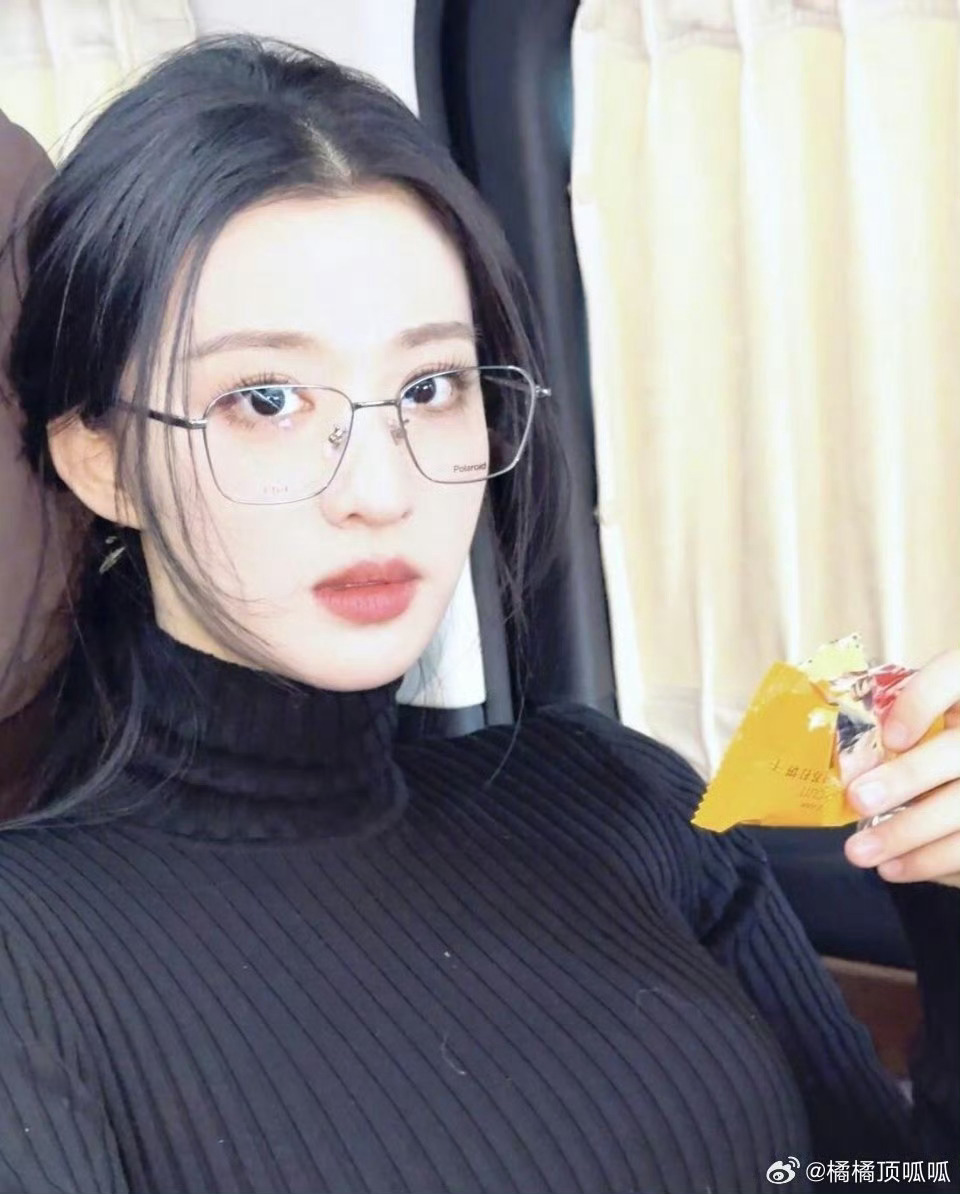 王楚然自曝近视700多度真的感同身受啊，我不戴眼镜看不清他，我就不知道他在说什么