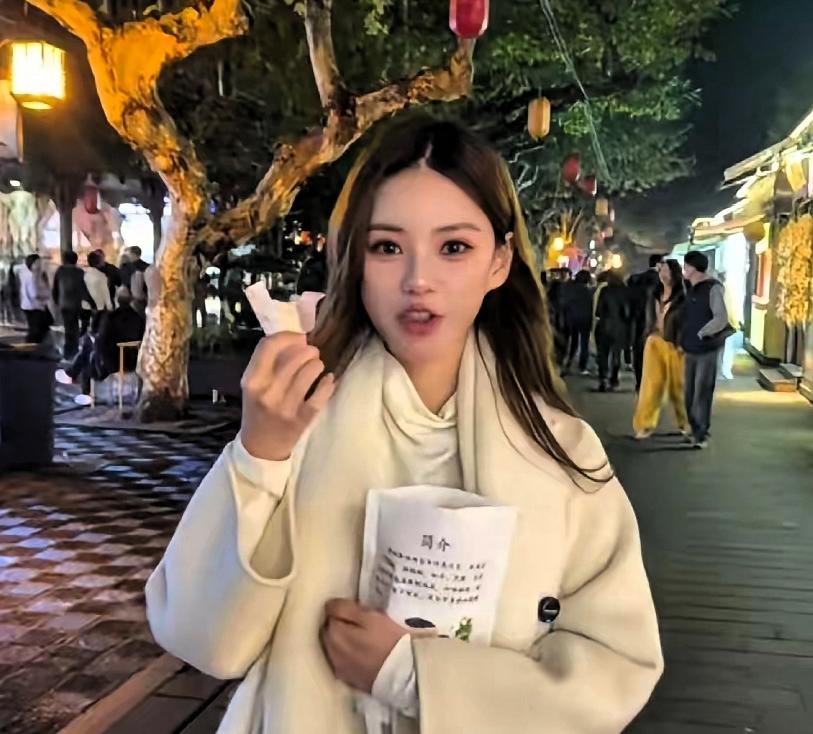 马筱梅最近没让女儿们出镜，算是说话算数了，视频里，短暂出现了她妈妈，看着挺和蔼的