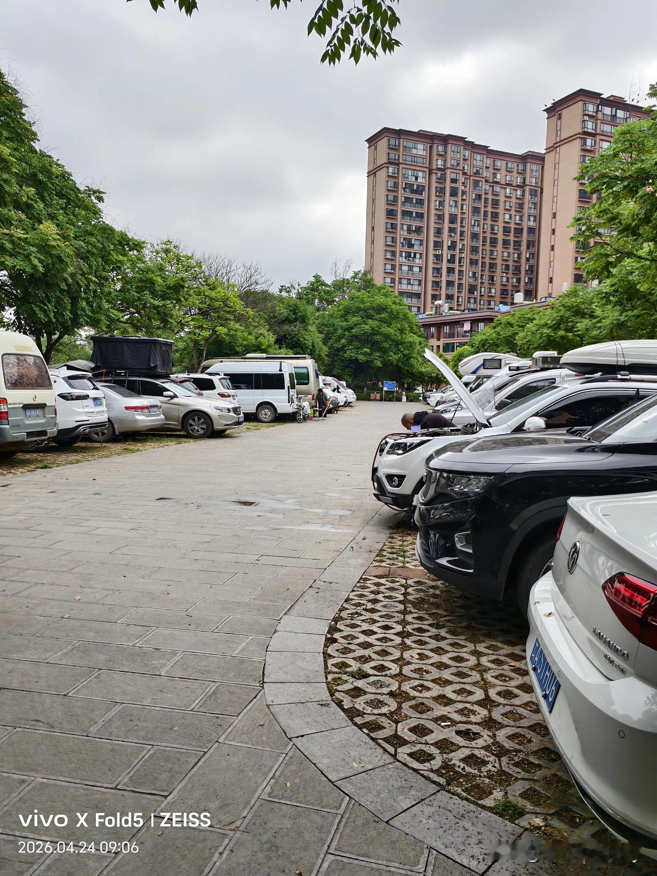 雨后天未晴，速去速回，自驾游宿营地立定30秒，不禁自然羡慕起这种生活来，一车逐舒