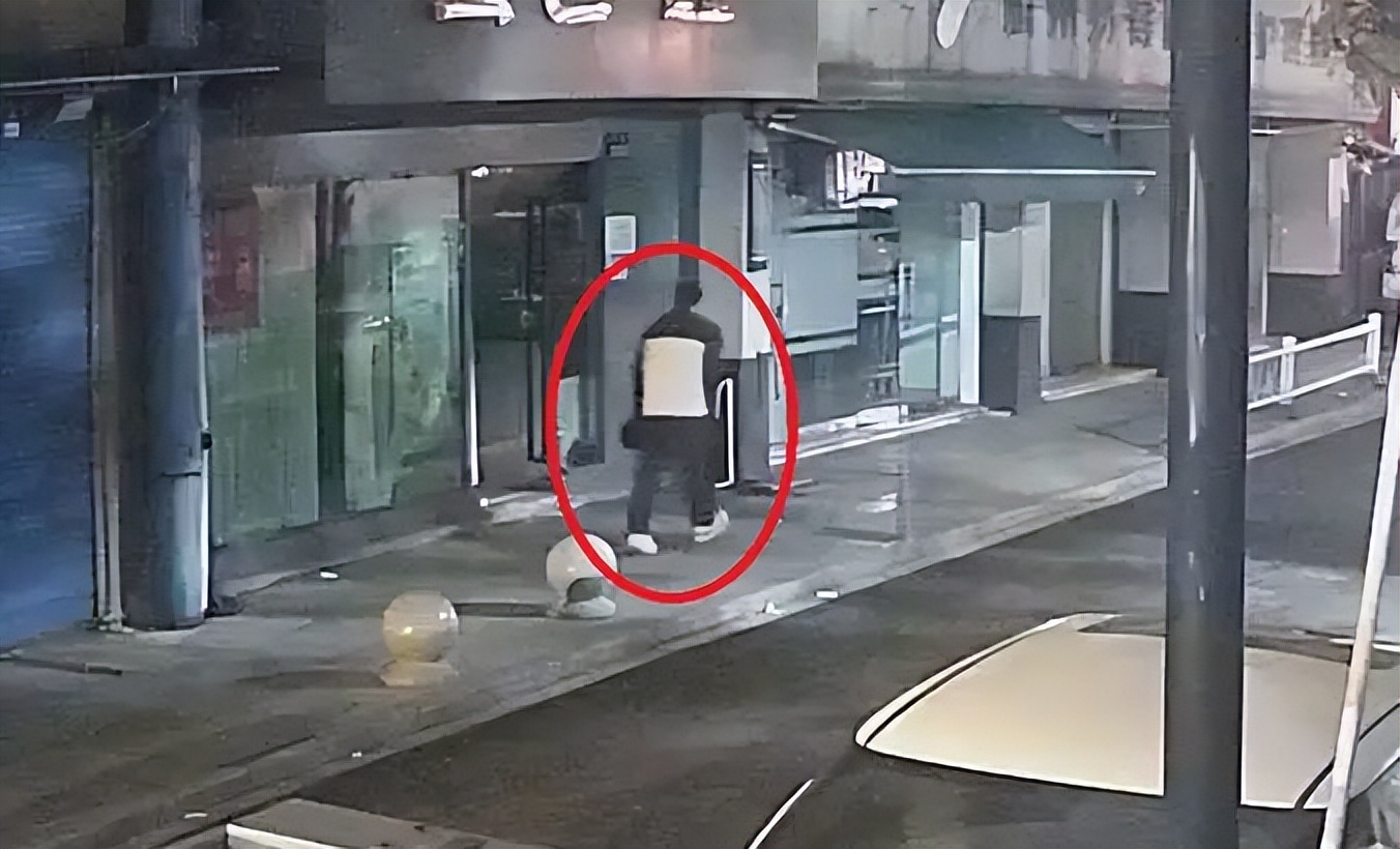 浙江老板一觉醒来，收入全进了别人口袋！警方调查：男子贴张纸就 “躺赚”