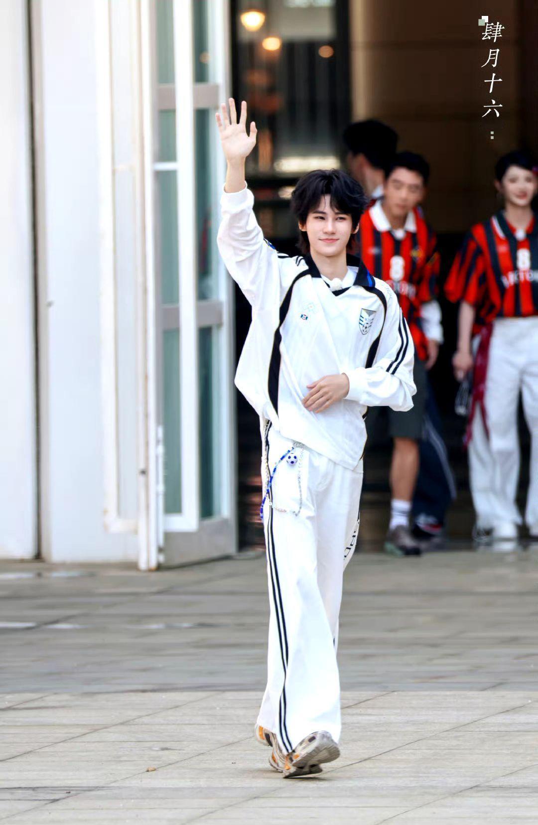 张真源撕名牌这么猛 张真源跑出残影 张真源撕名牌这么猛，跑出残影啦，迫不及待想看