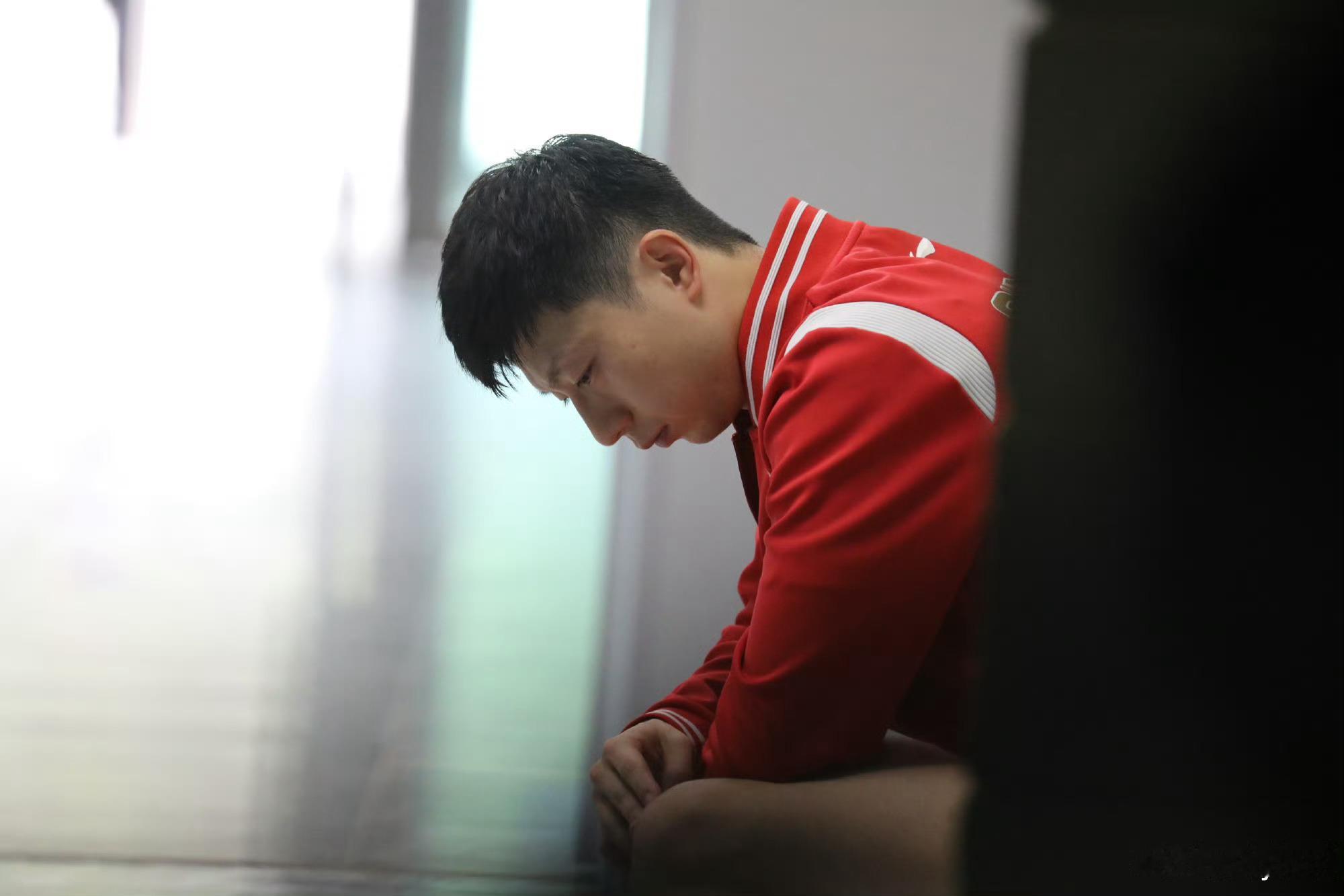 马龙 这个采访左手拿着话筒，右手一直无意识摸着自己左膝盖手术留下的疤的位置🥲自