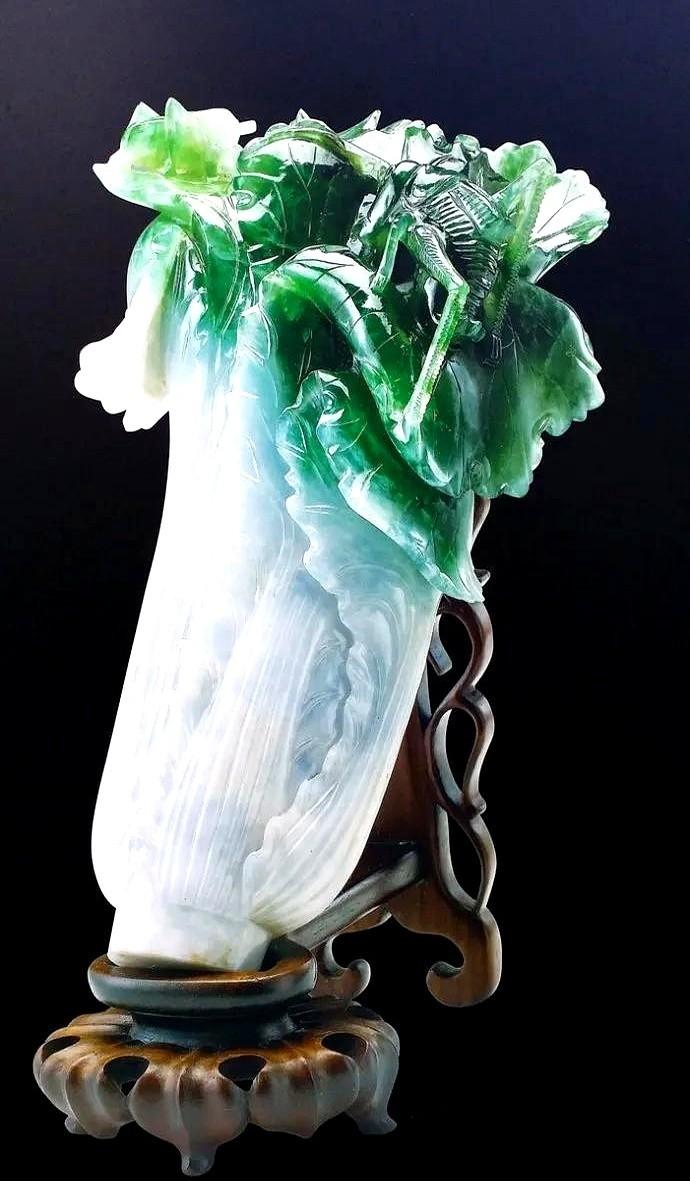一个小孩，一句话，差点把台北故宫给掀了。
一群大人围着“翠玉白菜”啧啧称奇，光环