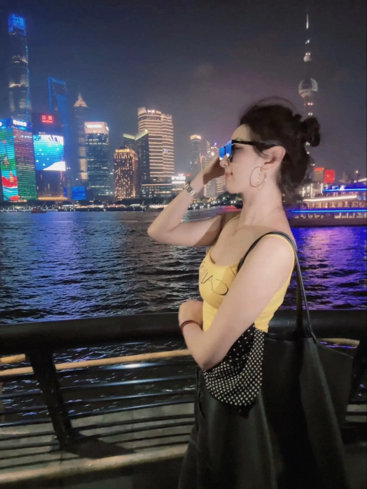 “生活本不苦 苦的是欲望过盛 人心本不累 累的是想要的太多”