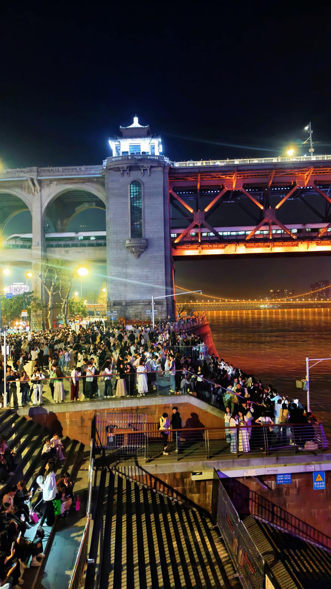 你什么时候来武汉， 武汉的魂都在这座桥上， 看列车穿梭，听江风低语， 吹温柔晚风