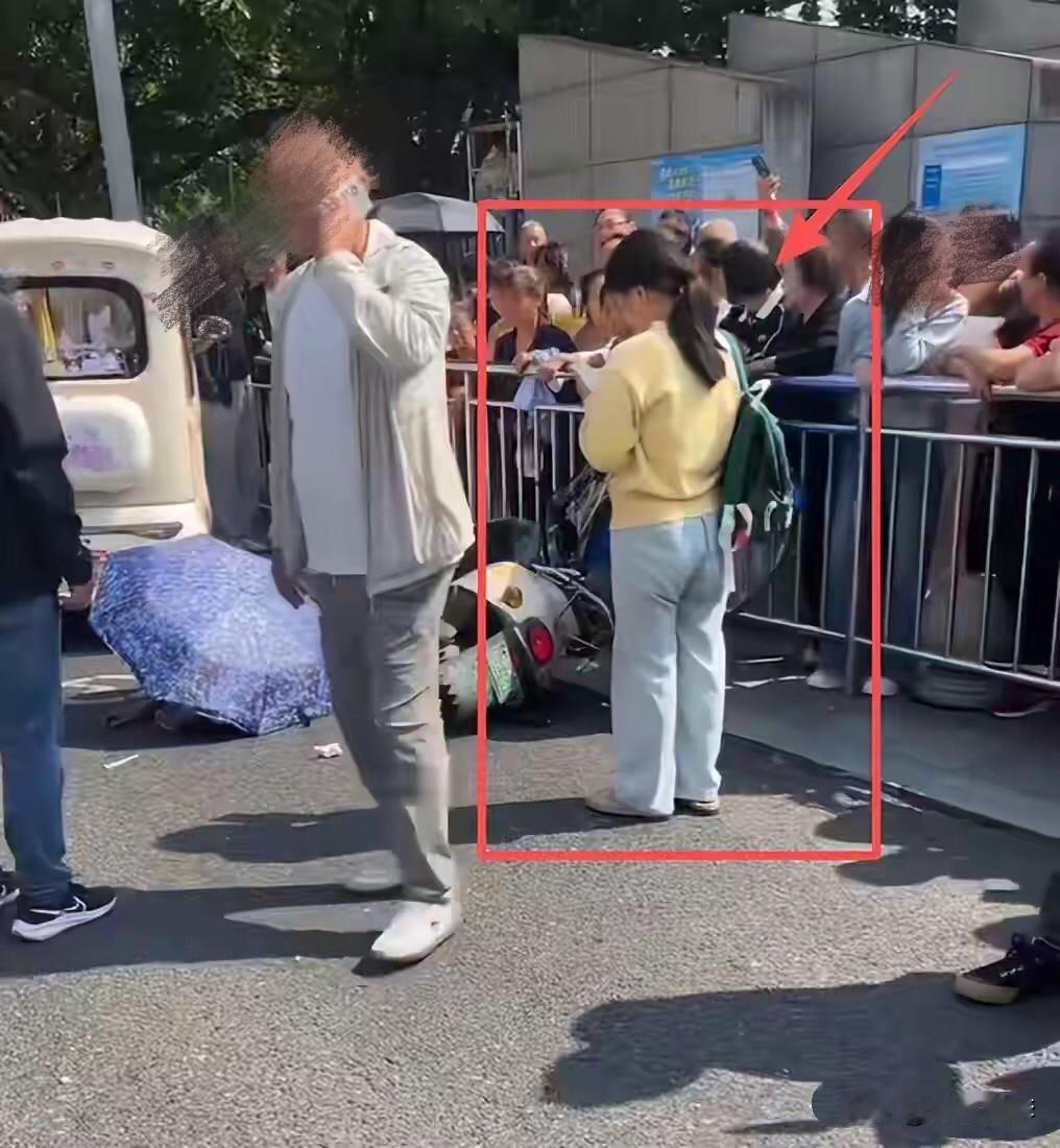 冲动是魔鬼！成都用U型锁打人的曹某某，当时多猛，现在就多狼狈。她可能免不了的几个