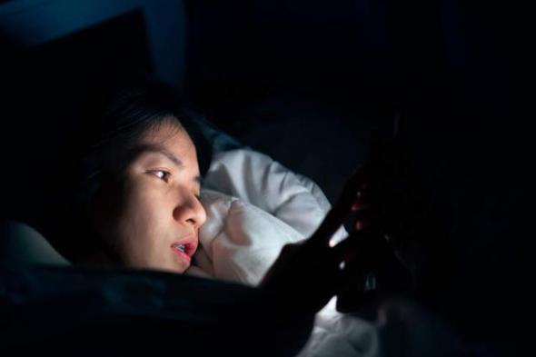 长期在睡前玩手机的人，会付出啥代价？医生：或要承担这5种痛苦

在当今社会，智能