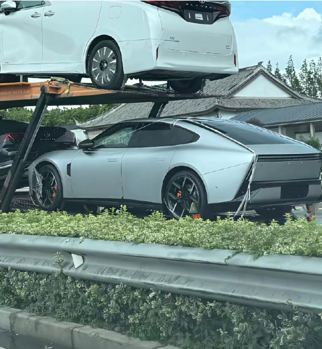 小鹏新 P7 开始发运了，应该也很快会正式亮相了全新小鹏P7时尚轿跑小鹏汽车新能