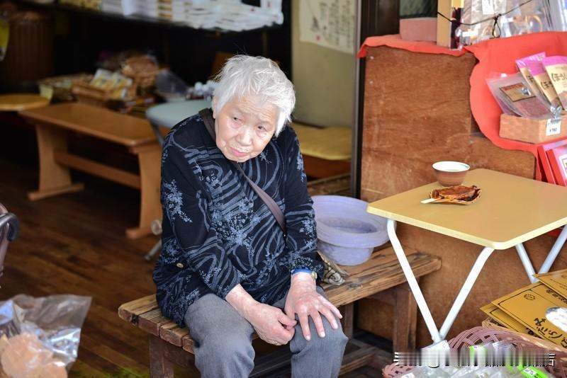 最近日本有个调查挺扎心的，不少日本老年人直接说：“已经没希望了。”
 
他们为啥