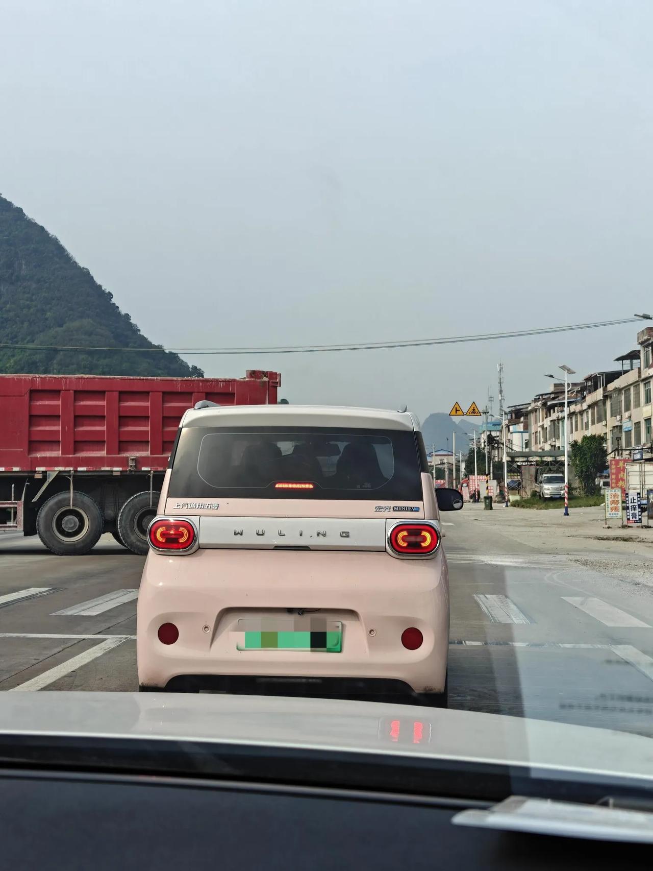 大家觉得这种小车好开吗？
感觉能遮风挡雨，又好停车，有点心动，这种好开吗？多少钱