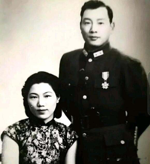 国民党中将宋希濂啊，那可是个怕老婆的主儿。

他们俩是经人介绍认识的，冷兰琴当时