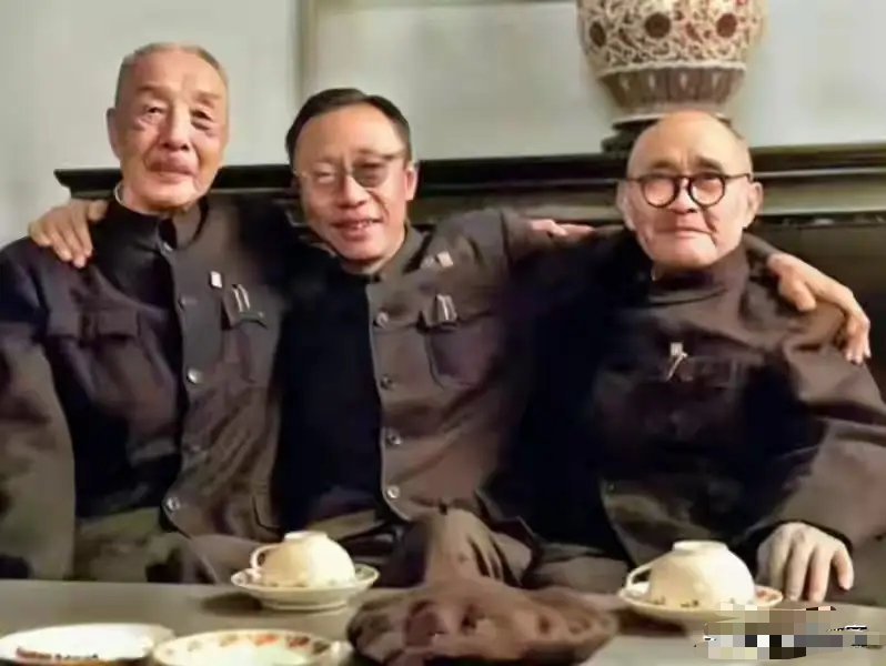 1961年，溥仪搂着当年赶他出紫禁城的鹿钟麟和熊秉坤的合影 