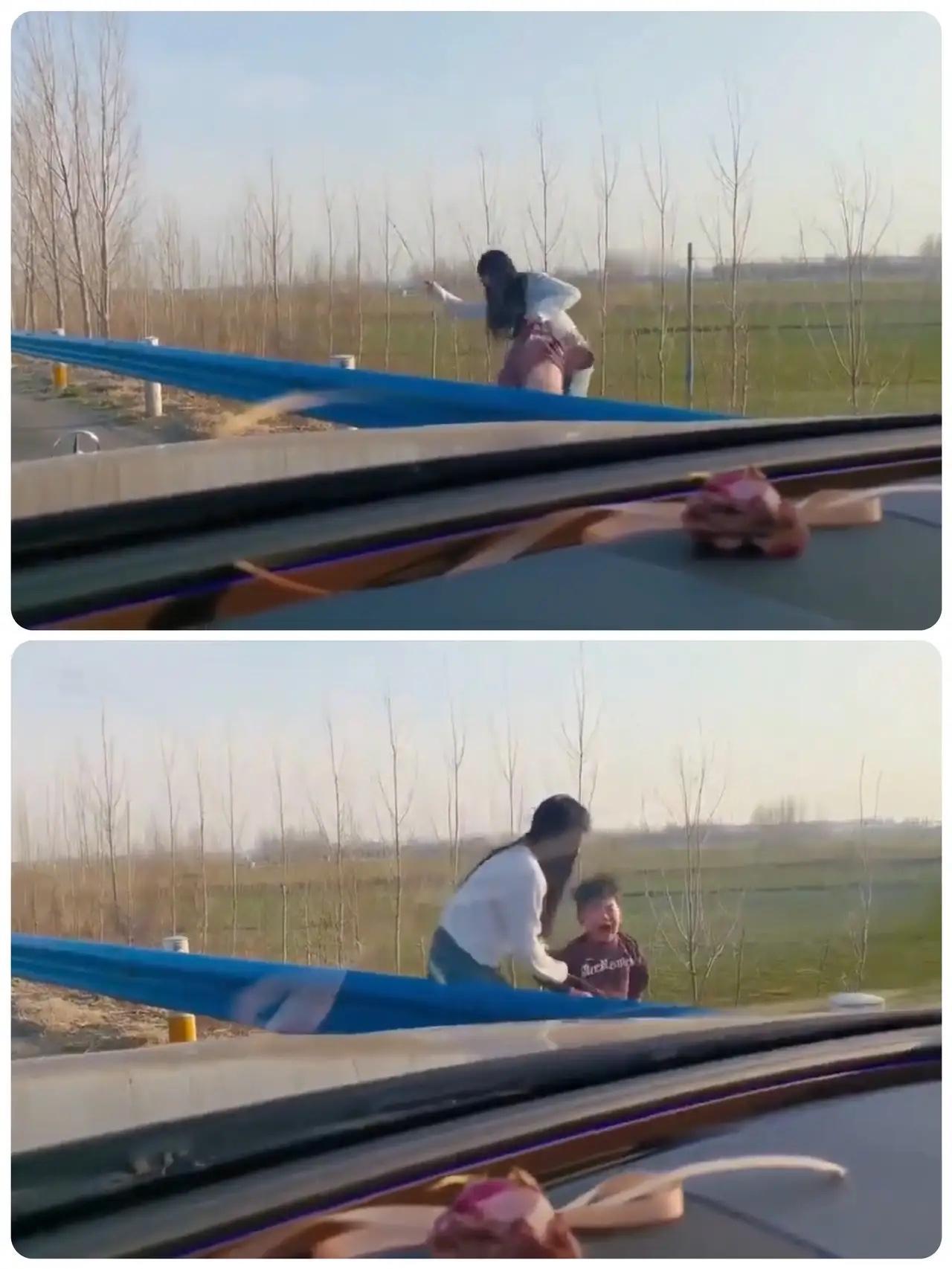 这女人为哪般，这么用力抽打这个孩子，难道不是她亲生的吗？

视频显示马路边，一个