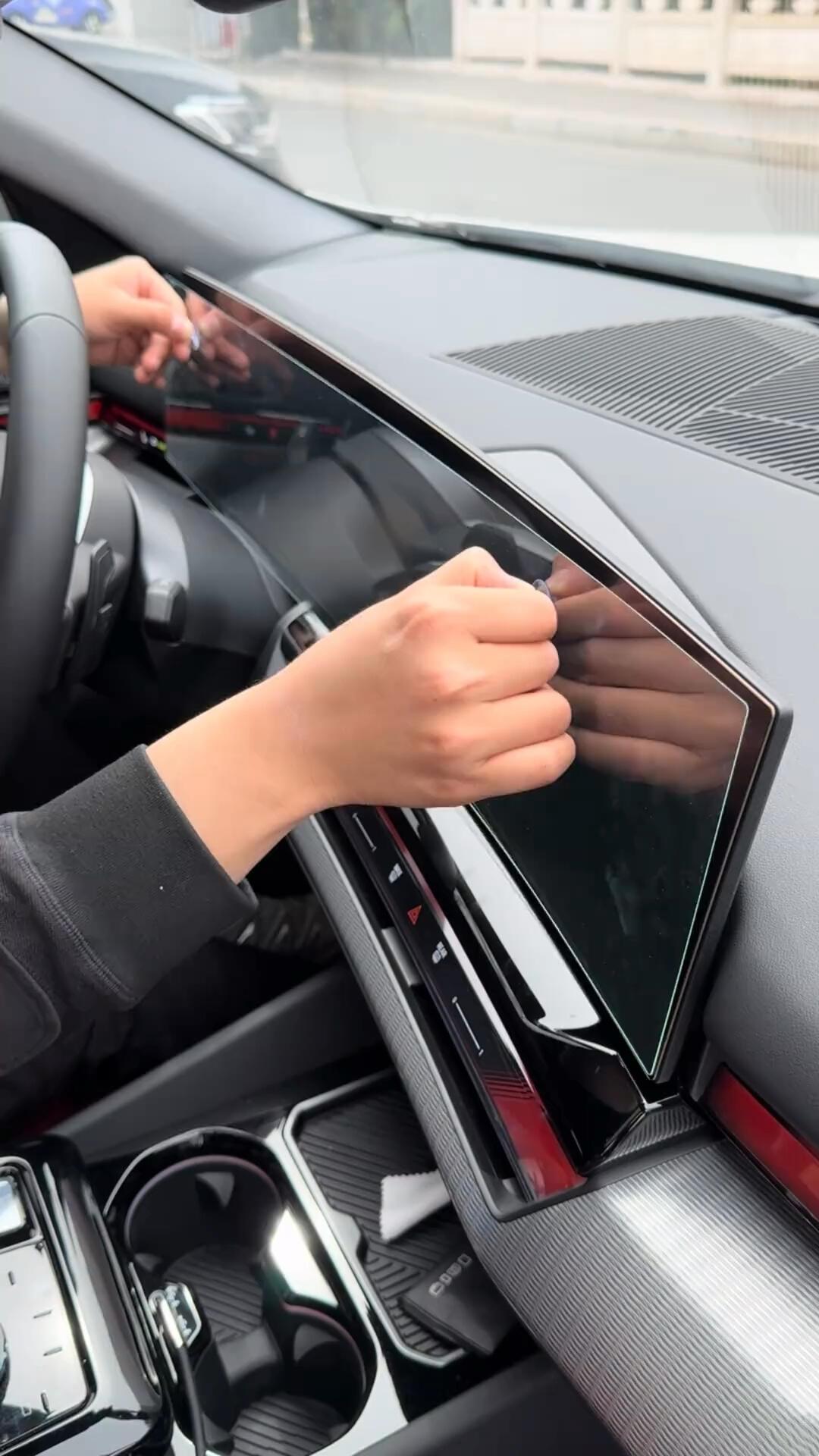 📱🚗我觉得中控屏钢化膜这物件，和手机贴膜一个道理：平时看着没存在感，真被指甲
