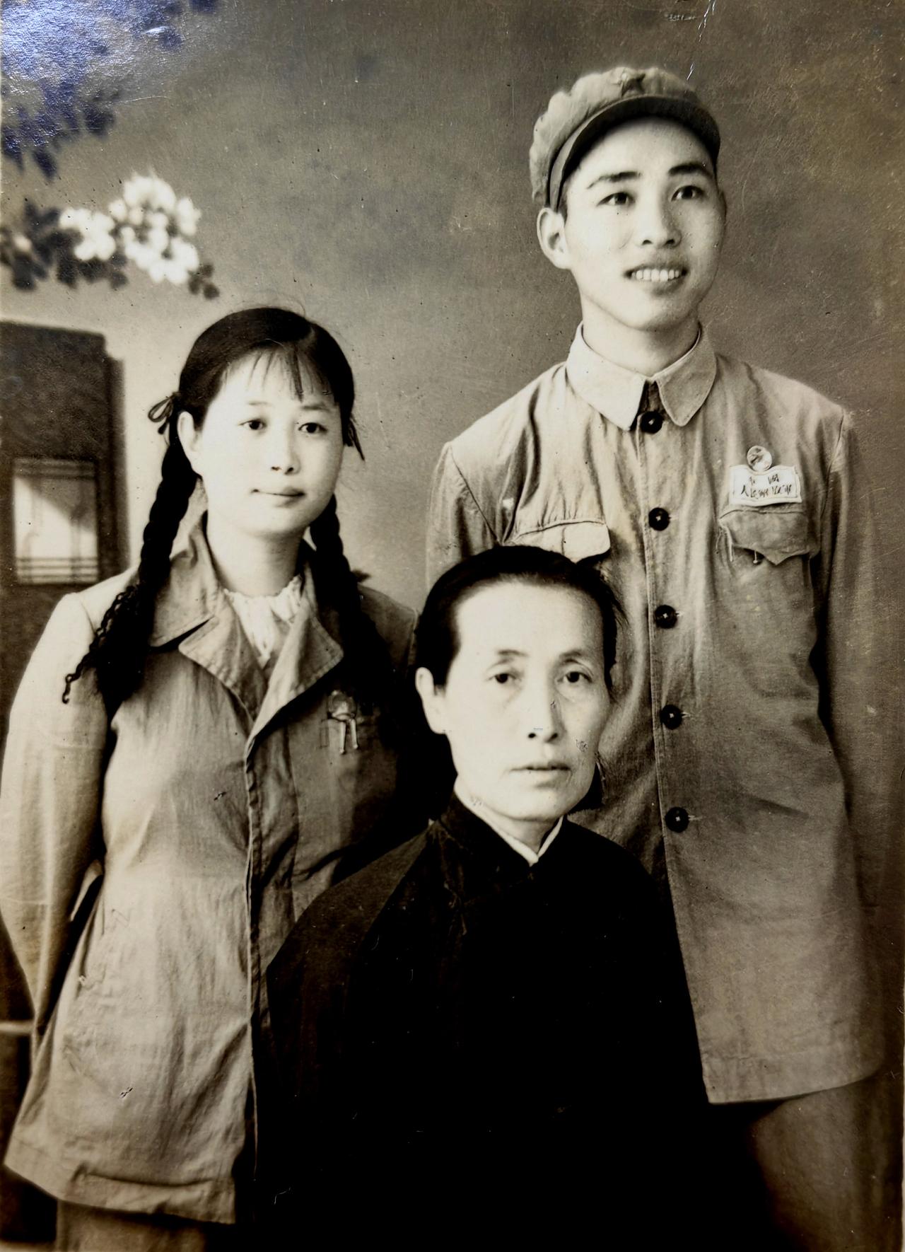 这是姥姥（即外婆）和爸爸妈妈的一张合影，估计是50年代初拍的。
姥姥一家，辽宁沈