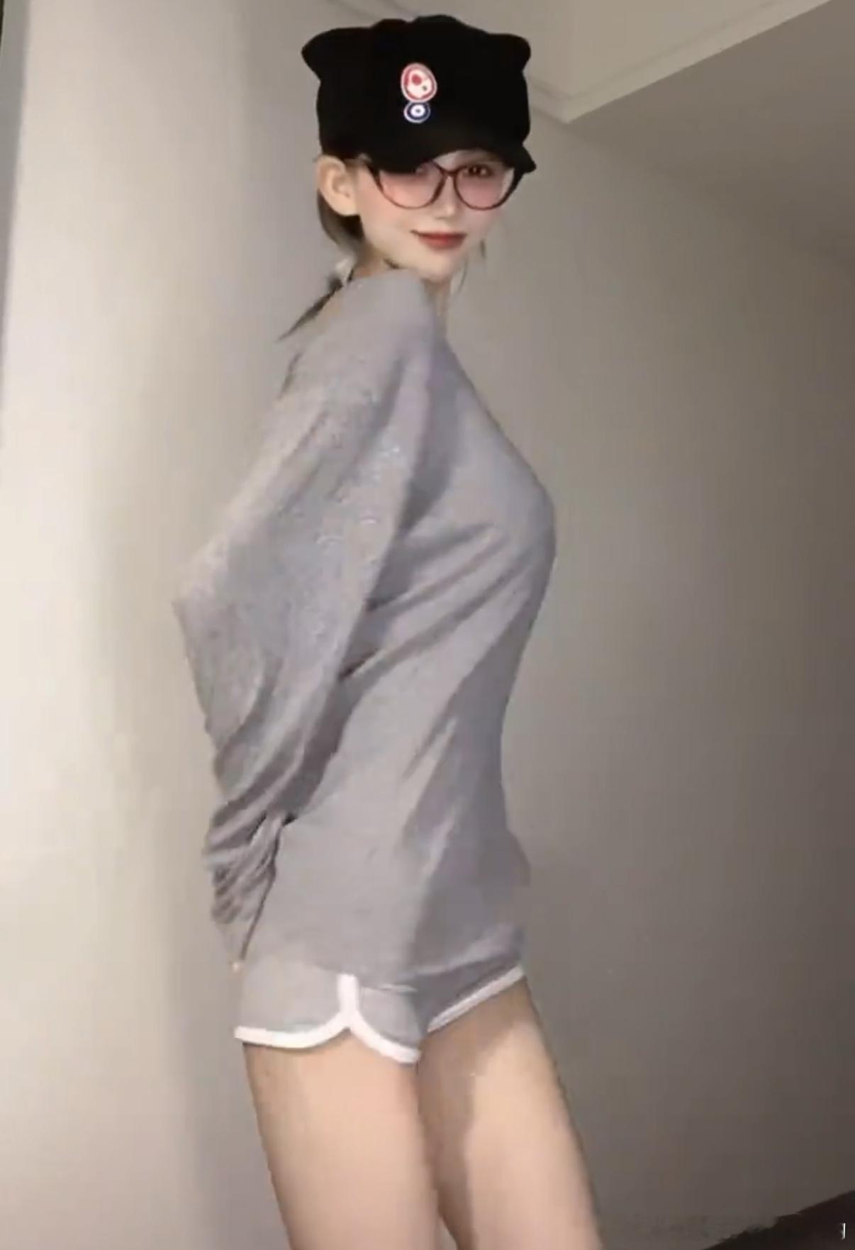 老公：我内裤呢？老婆：我穿着呢！老公：你穿我内裤干啥？那是你的型号？老婆：我也是
