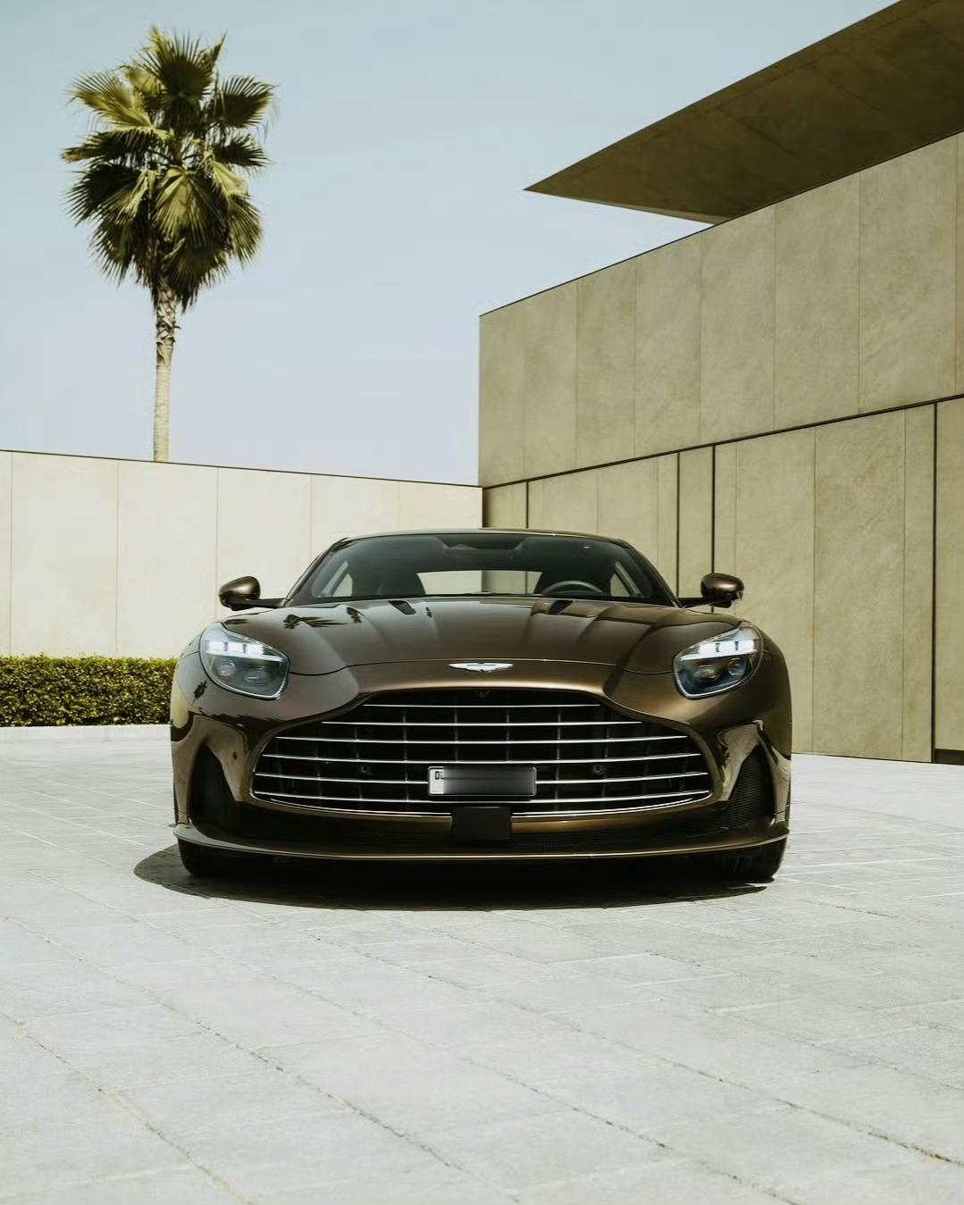Aston Martin DB12 ​​​