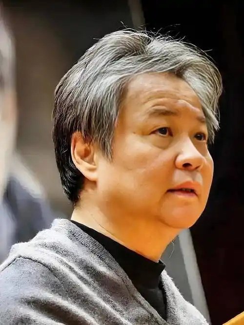 因为余华老师出身草根，他才鼓励草台班子上进，往正规化发展！余华老师一直给这些草根