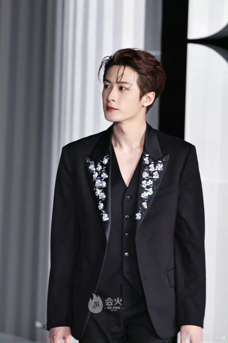 檀健次ELLE盛典出图，好喜欢这个背头➕深V [好爱哦][好爱哦][好爱哦]大背